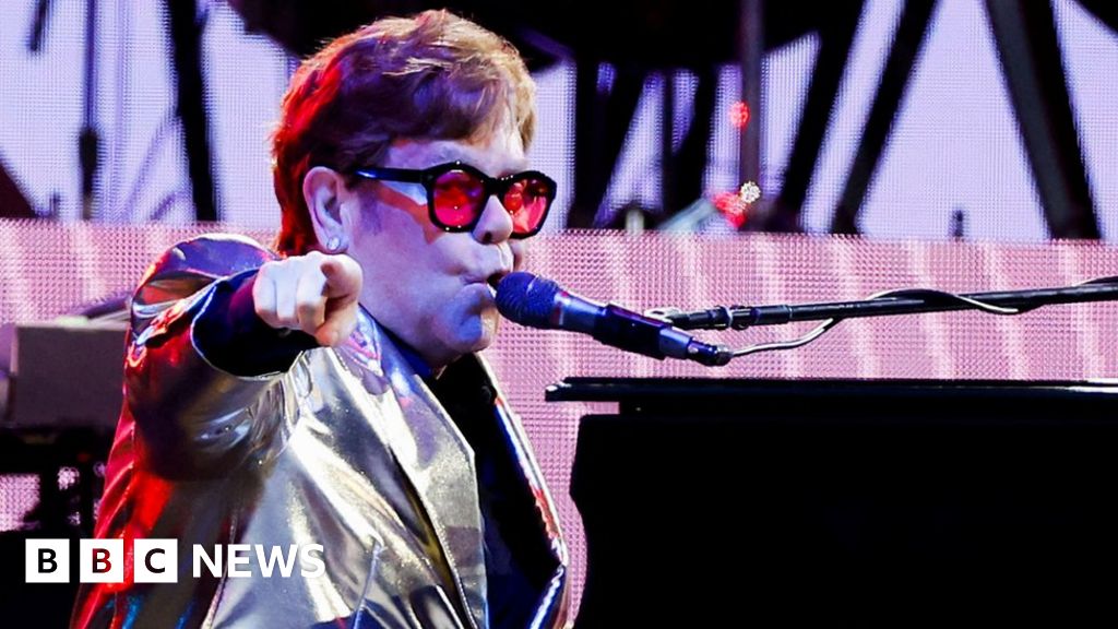 تغرب الشمس على Elton John مع مجموعة مثالية من Glastonbury