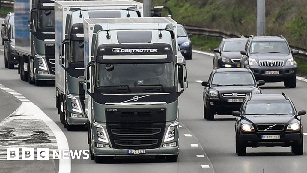 'Self-driving' lorries to be tested on UK roads