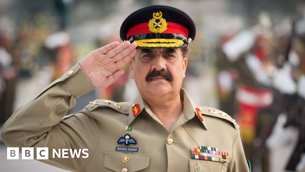 Should Pakistan ex-army chief lead Islamic military alliance?