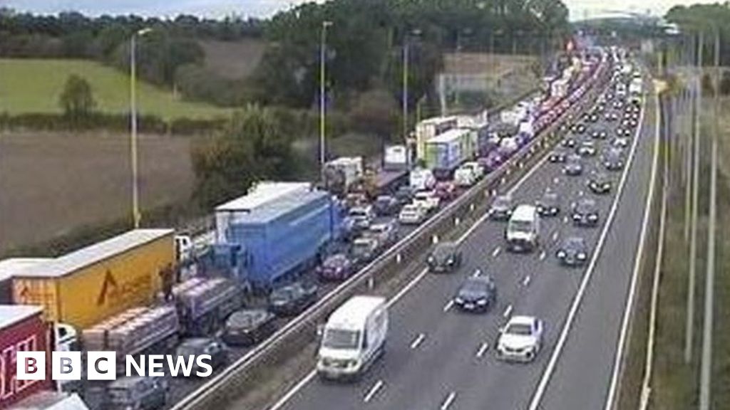 Delays on M42 in Warwickshire after crash BBC News