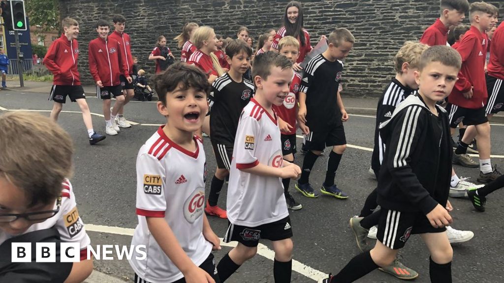 Foyle Cup: Footballers mark tournament's return with parade - BBC News