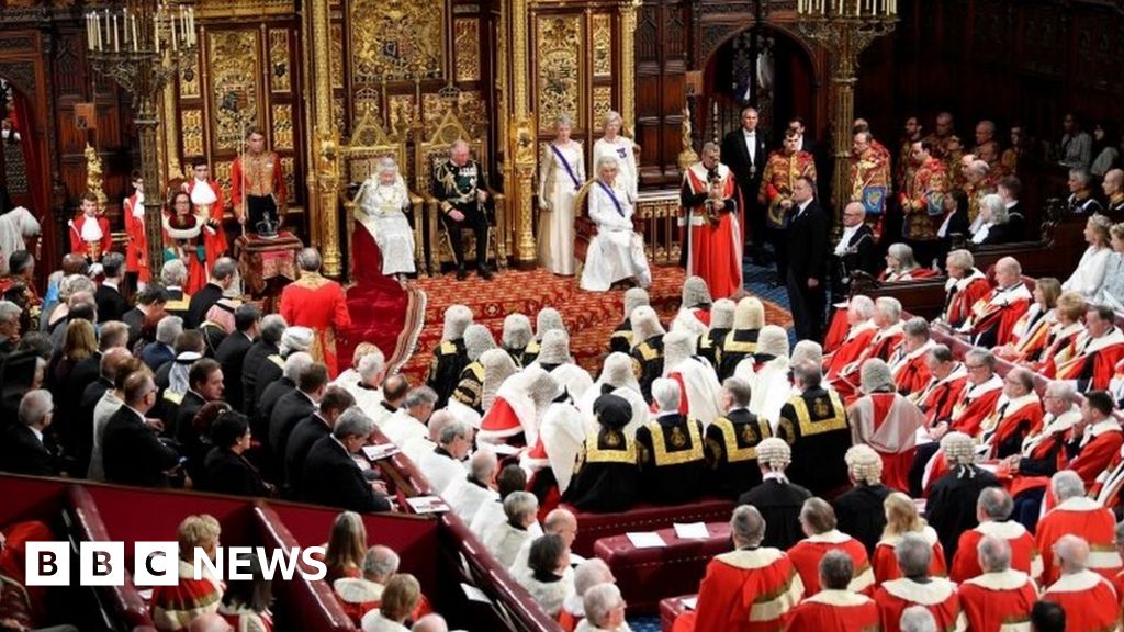 The Queen's Speech: Robes, Tiaras And Plenty Of Pomp - BBC News