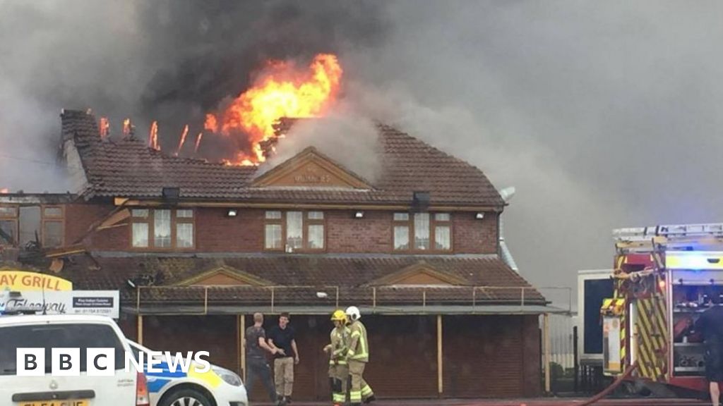 Firefighters tackle Ingoldmells Sea Lane Hotel blaze - BBC News