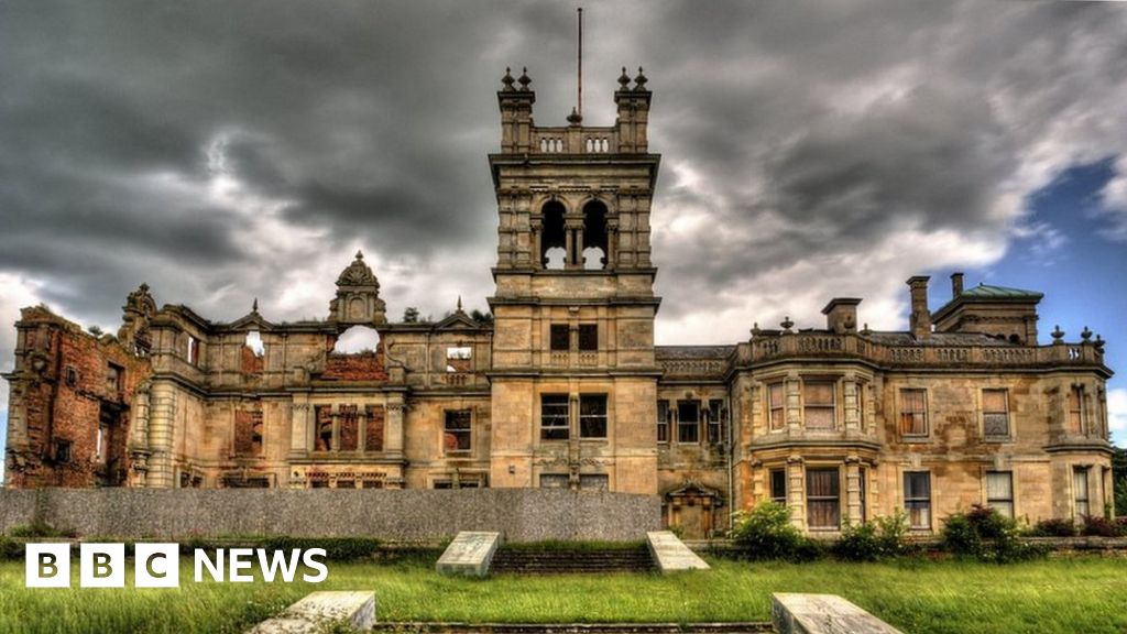 Plans to demolish derelict Northampton Grade II listed home - BBC News