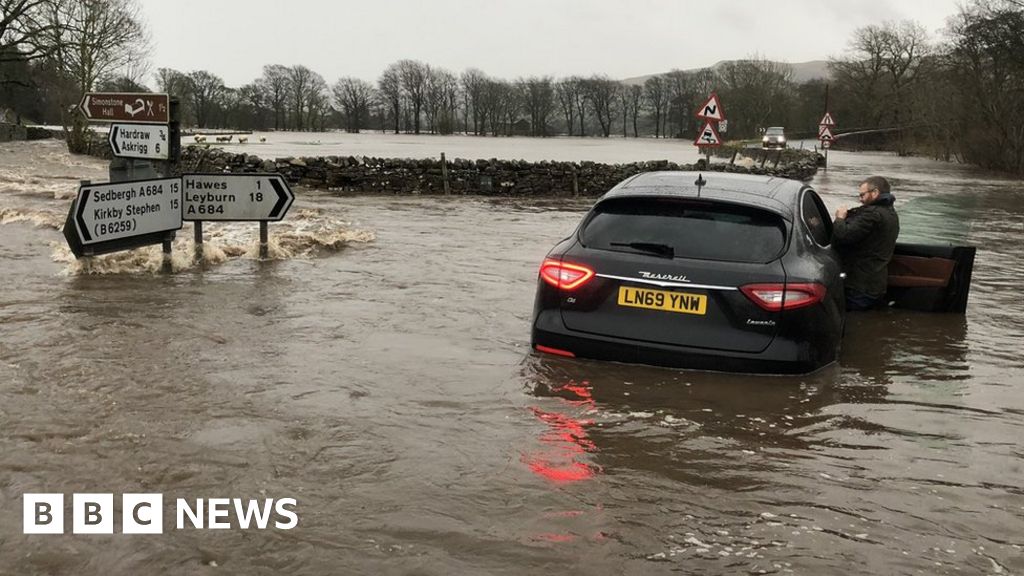 Storm Ciara: Animal trailer swept away in North Yorkshire floods - BBC News