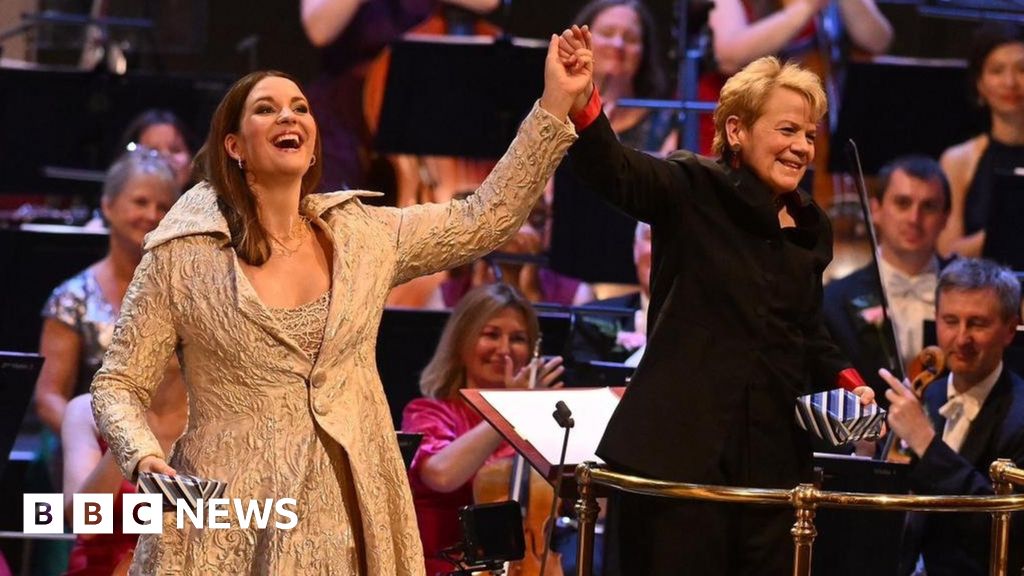 Last night of the Proms: Sweltering heat fails to dampen the audience’s spirits