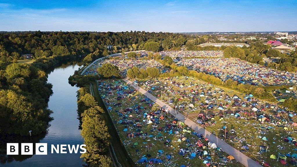 Reading Festival 'rubbish' given to homeless - BBC News