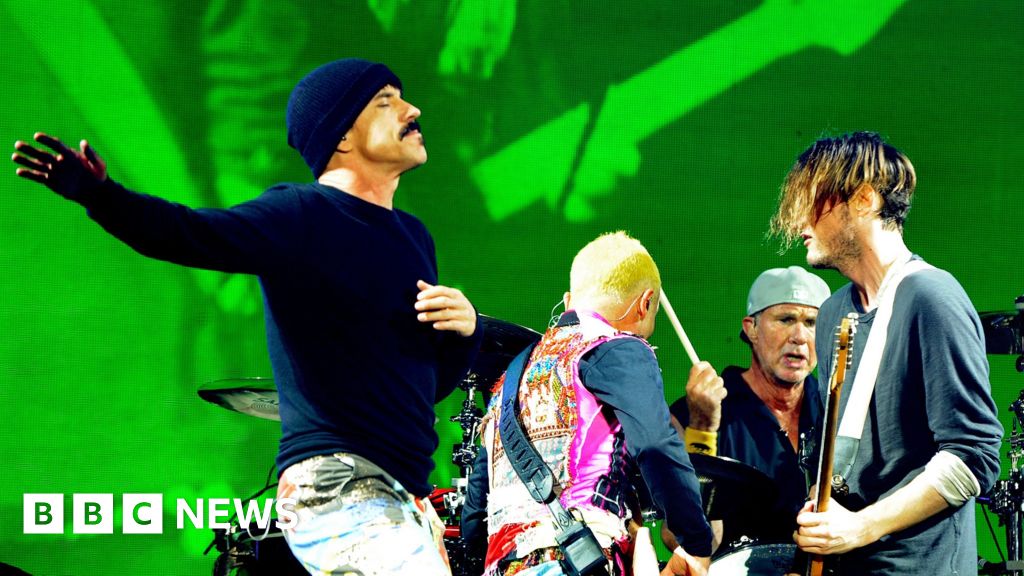 Red Hot Chili Peppers make a triumphant return to Reading and Leeds festival BBC News