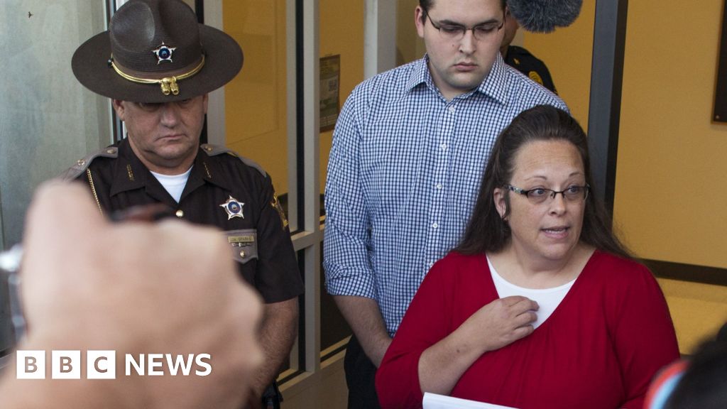 Kim Davis Case Kentucky Clerk Faces New Legal Challenge Bbc News