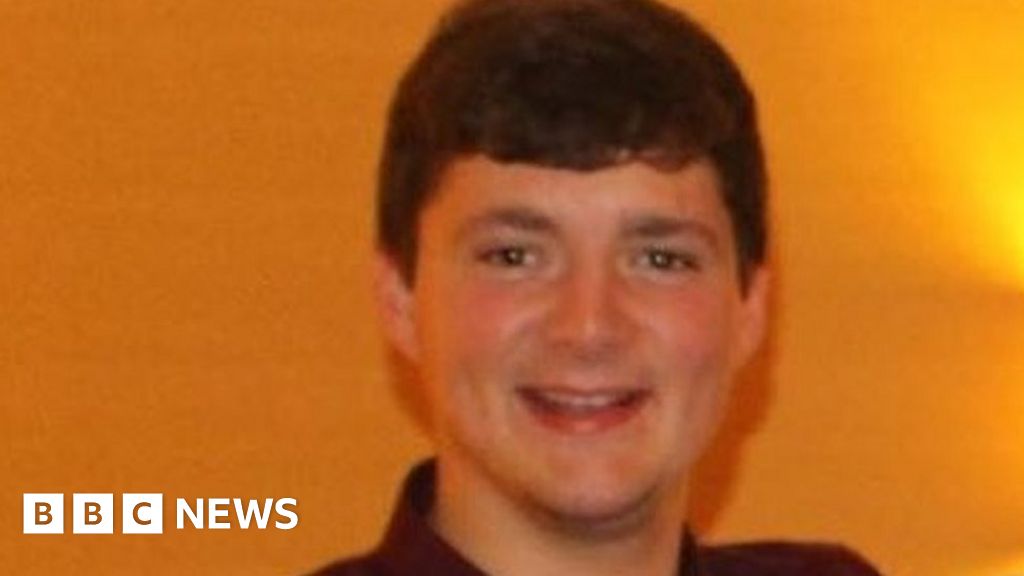 Tributes paid to teen killed in Evesham lorry collision - BBC News