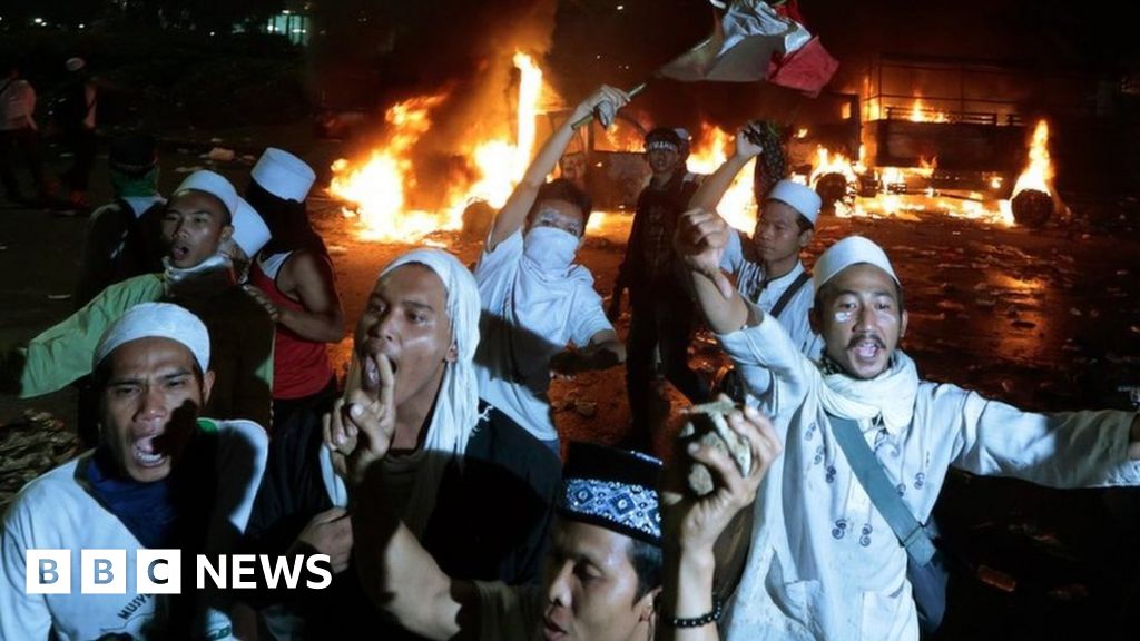 Indonesia Protest: Jakarta Anti-governor Rally Turns Violent - BBC News