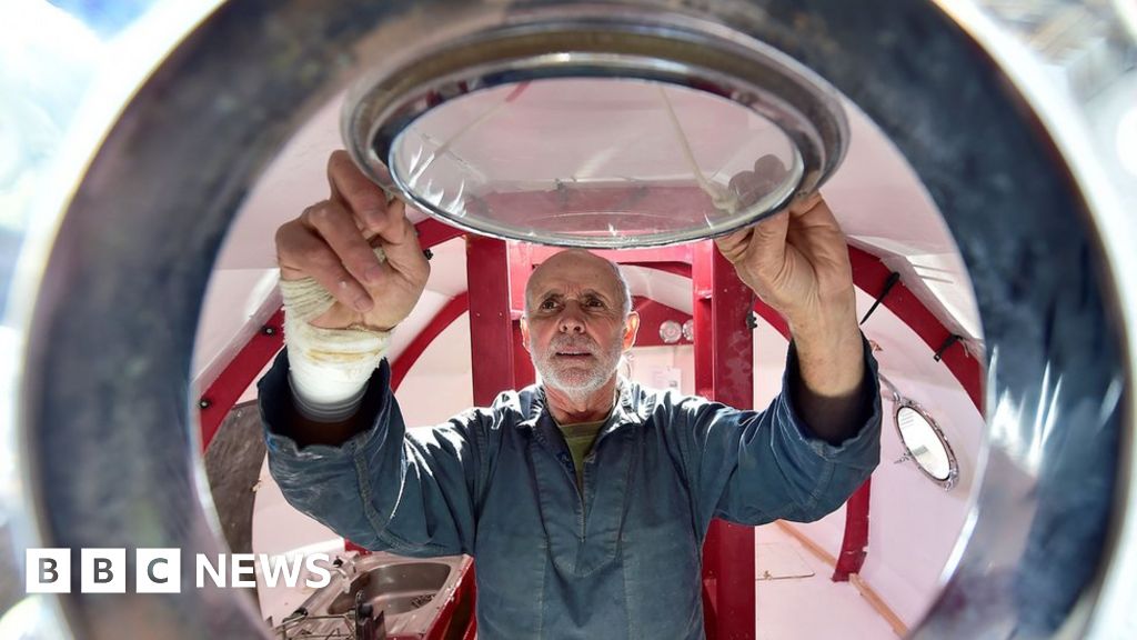 Jean-Jacques Savin: Frenchman completes Atlantic crossing in barrel - BBC N