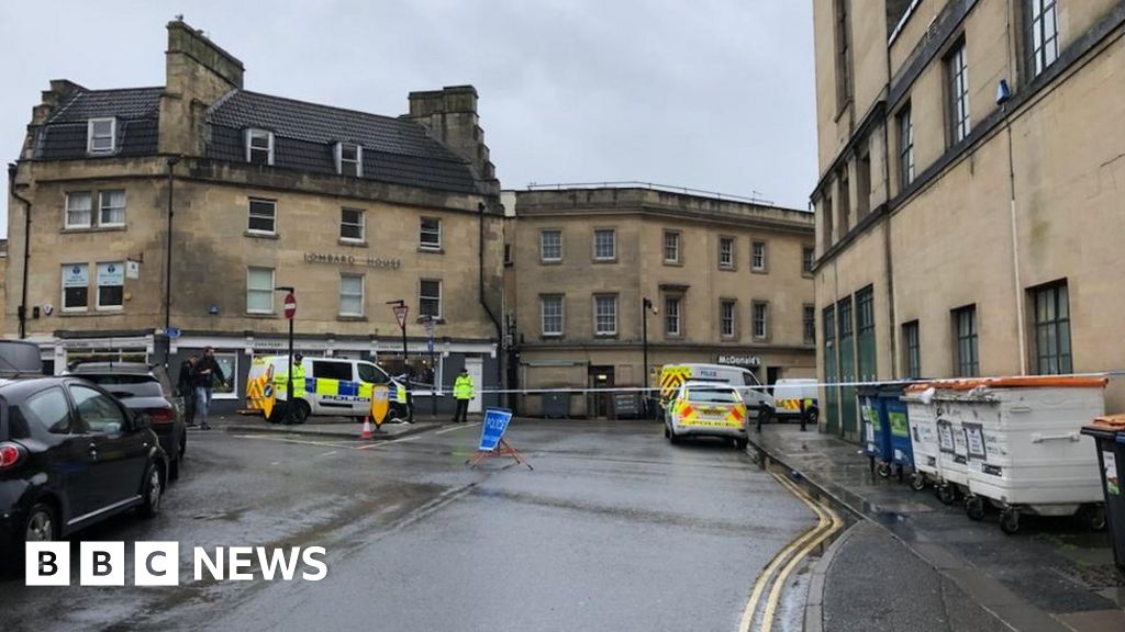 Bath murder inquiry: Three arrested over man's death - BBC News