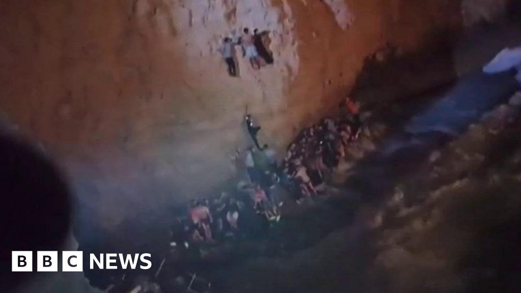 Clifftop rescue after migrant boats sink in Greece - BBC News