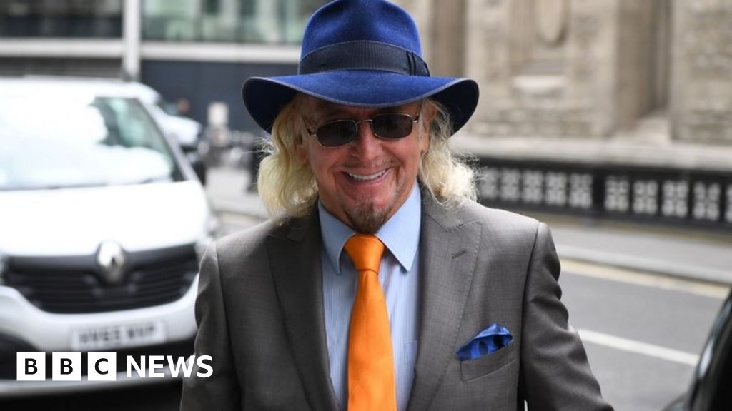 Blackpool FC owner Owen Oyston ends legal action against fans - BBC News