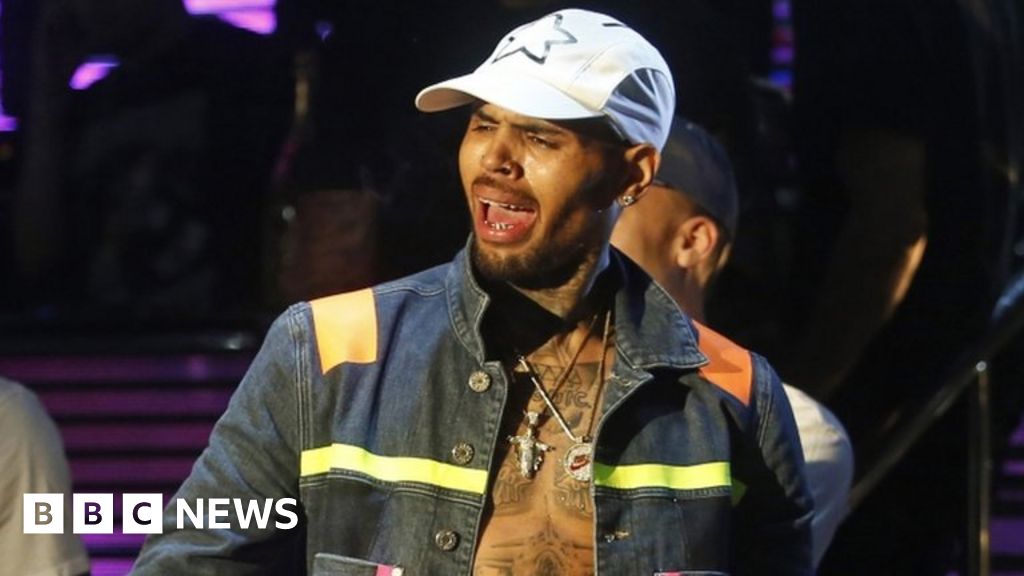 Australia set to deny visa to US singer Chris Brown - BBC News