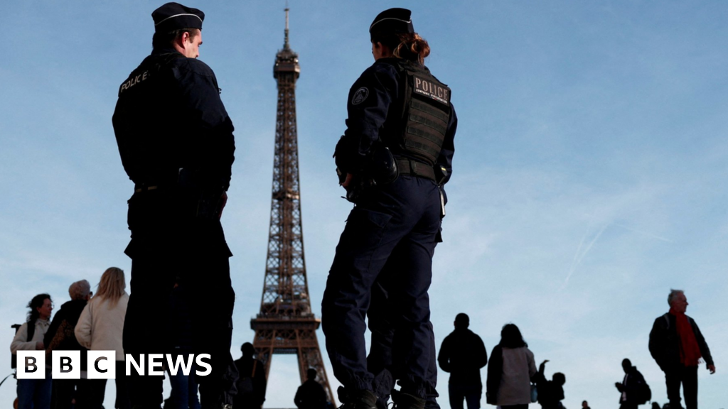 Под ясно синьо небе допълнителна френска полиция демонстрира сила