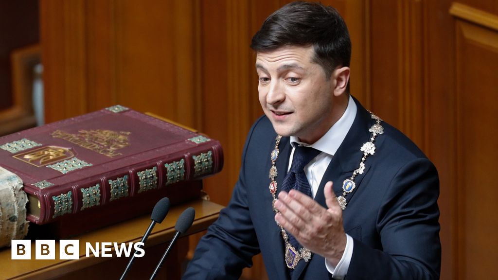 Volodymyr Zelensky: Comedian-president calls snap election - BBC News