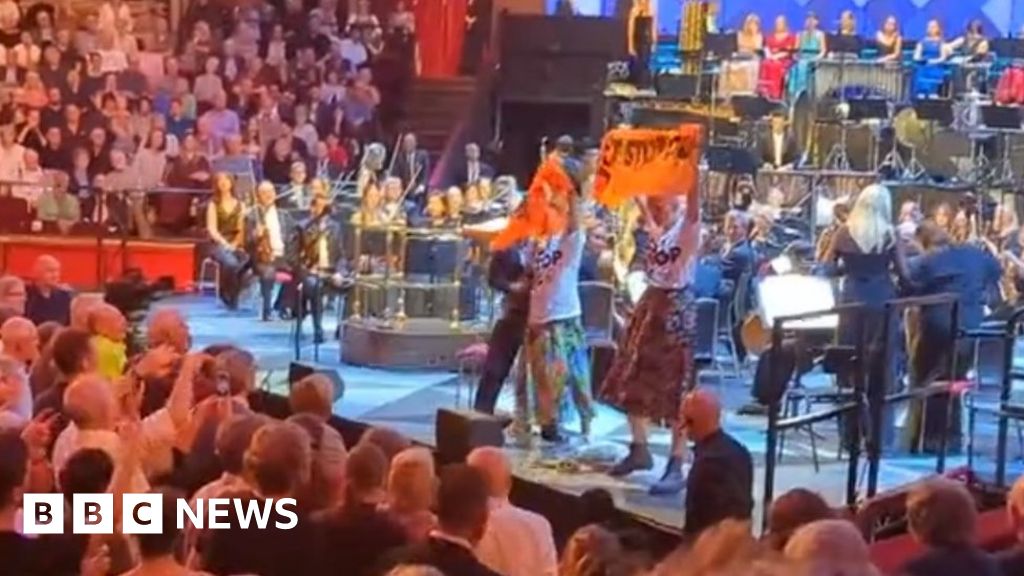 Just Stop Oil protesters interrupt the Proms