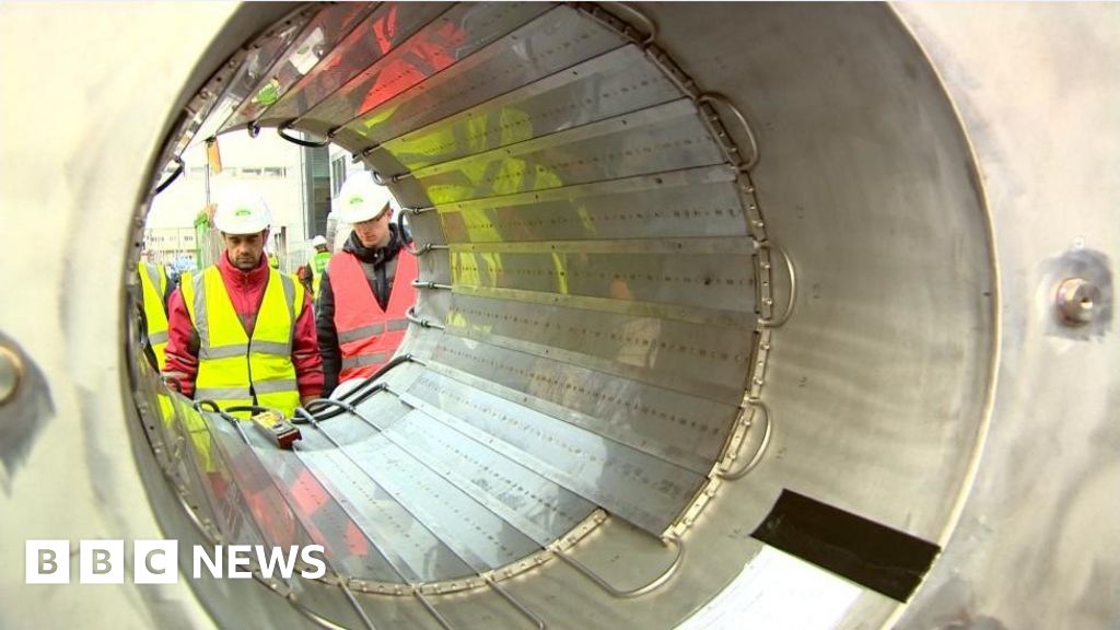 Powerful 7 Tesla MRI scanner arrives in Glasgow - BBC News