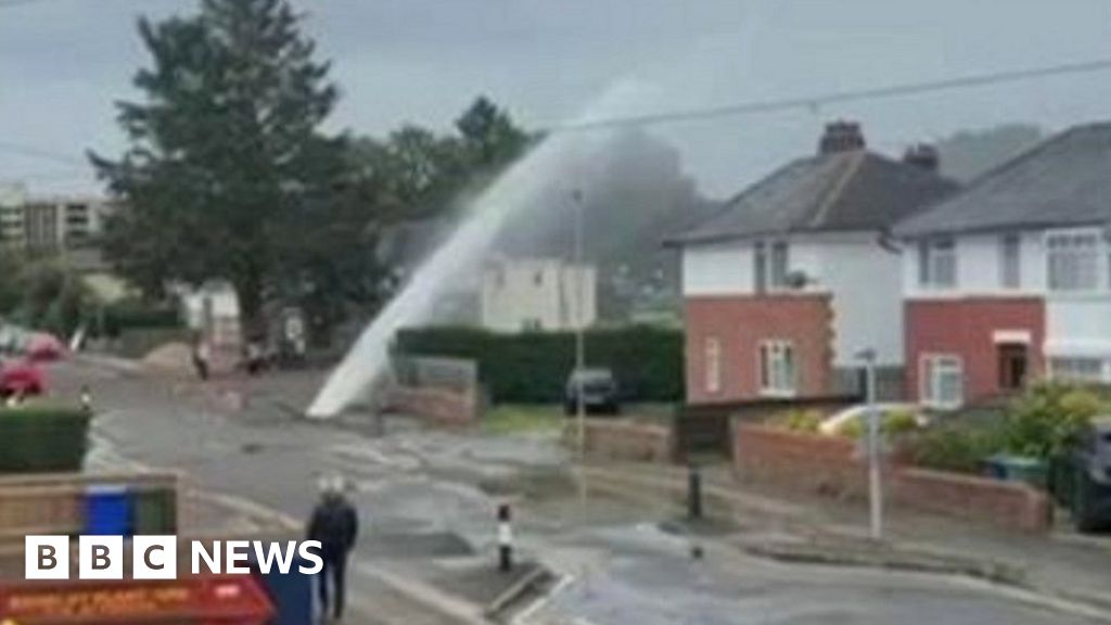 Oxford Burst pipe sends water shooting into air BBC News