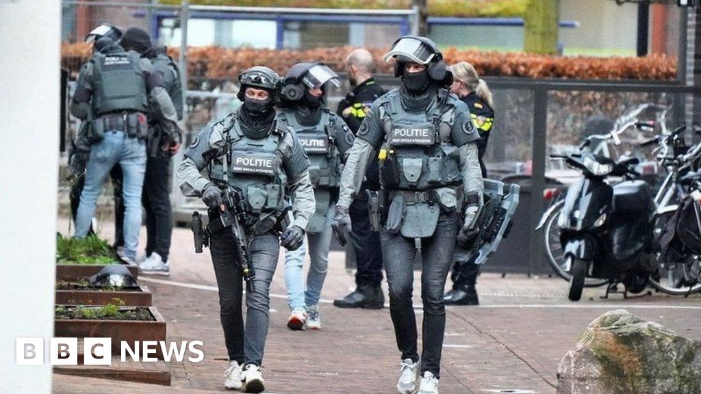 Мъж е арестуван в края на операция за вземане на заложници в холандски нощен клуб