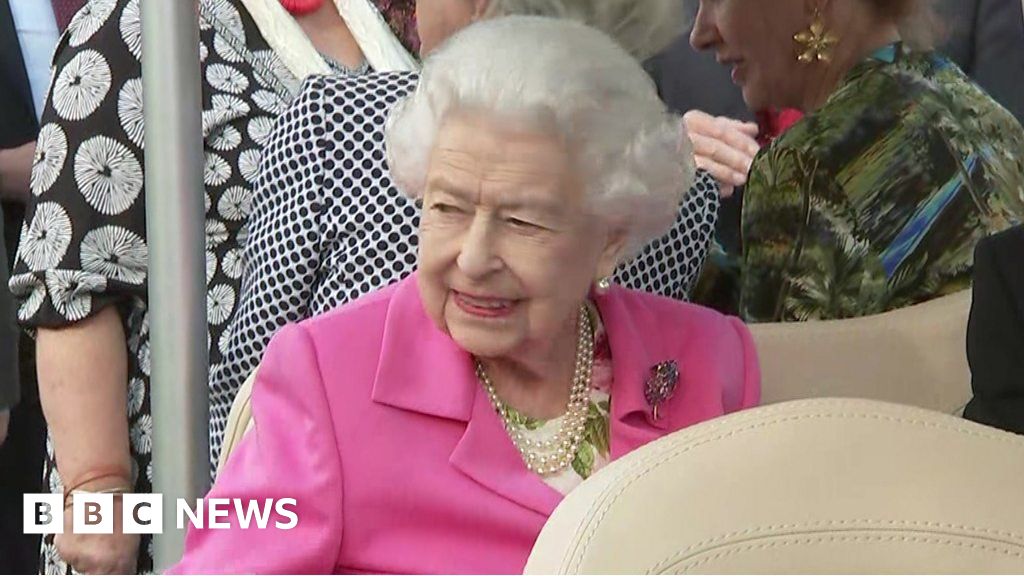 Queen tours the Chelsea Flower Show in golf buggy