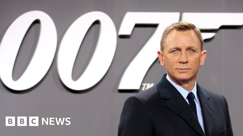 Daniel Craig is back as Bond: How did fans react? - BBC News