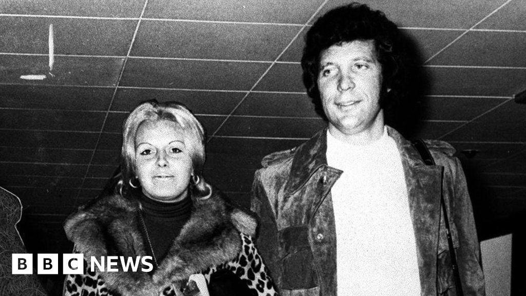 Sir Tom Jones S Wife Melinda Rose Woodward Dies Bbc News