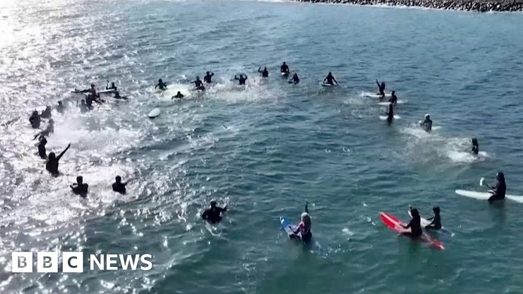 Surfers pay tribute to tourists found dead in Mexico