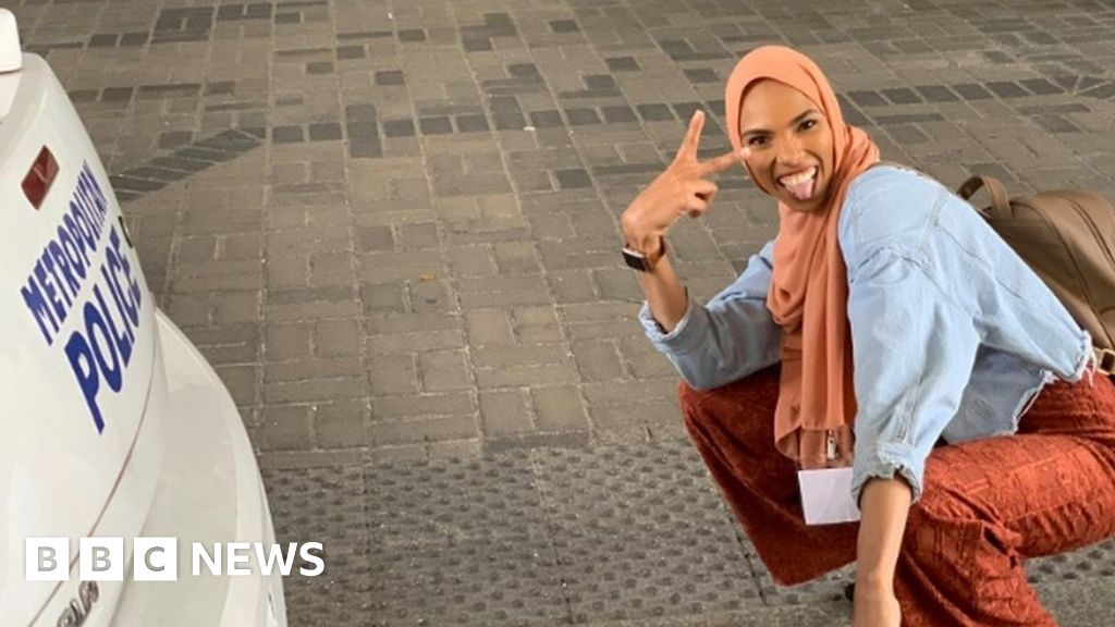 Muslim Womans Picture With Anti Islam Protesters Goes Viral Bbc News