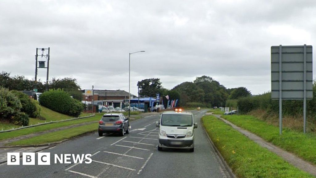 Bolton Crash: Man Dies And Two Injured - BBC News