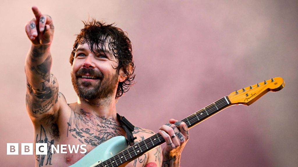 Biffy Clyro to scrap US tour over 'genius' visa error