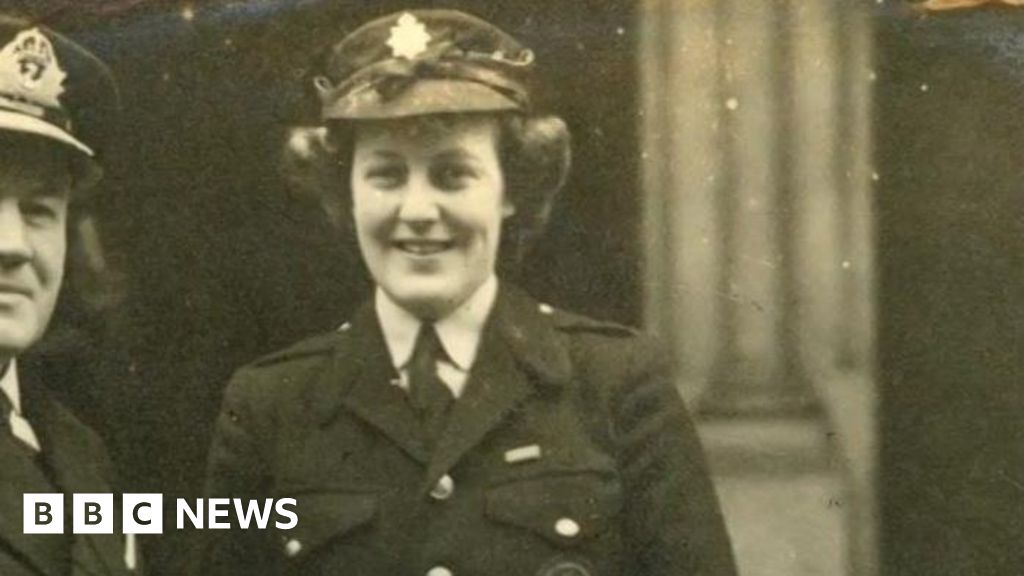 Family visit fire boat named after Blitz heroine