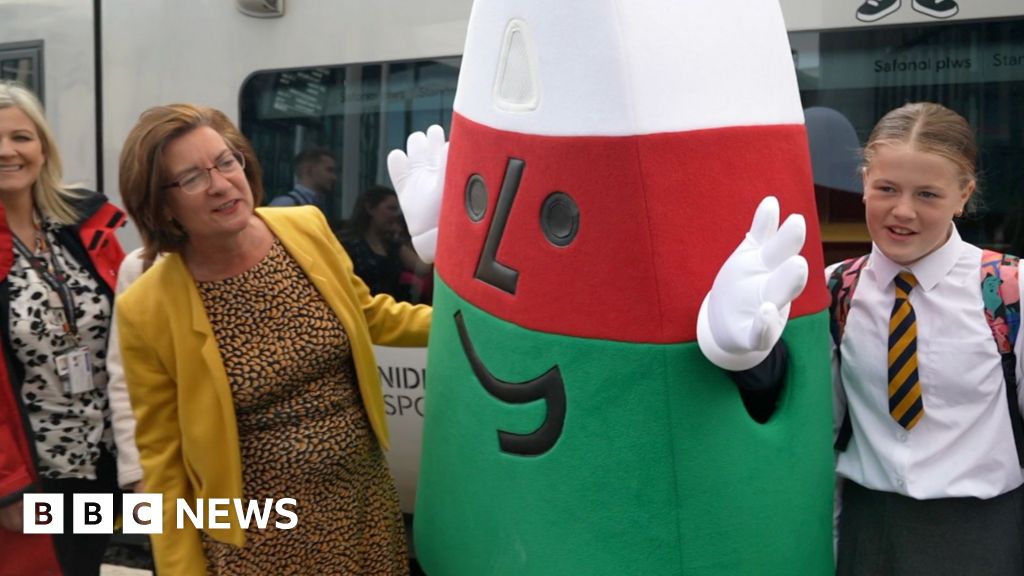 Eisteddfod: First Minister sings song about Welsh mascot Mistar Urdd