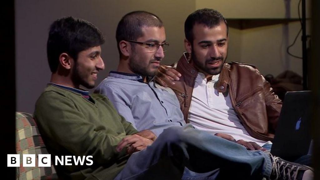 Muslim Comedians In Pakistan Denounce Paris Attackers Bbc News 8927