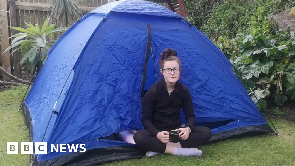 Ten Tors: Hundreds complete cancelled hikes at home - BBC News