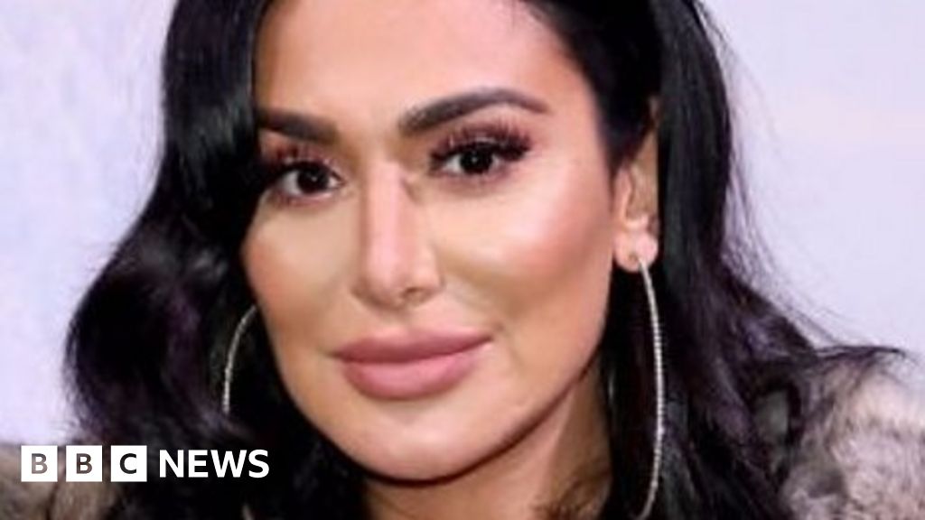 Huda Kattan Is A Celebrity In The Makeup World She Meets Her Uk Fans For The First Time Bbc News 6566