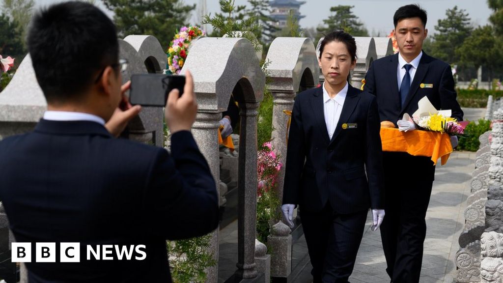 Tomb Sweeping Festival: China is paying a 'virtual' respect ancestors
