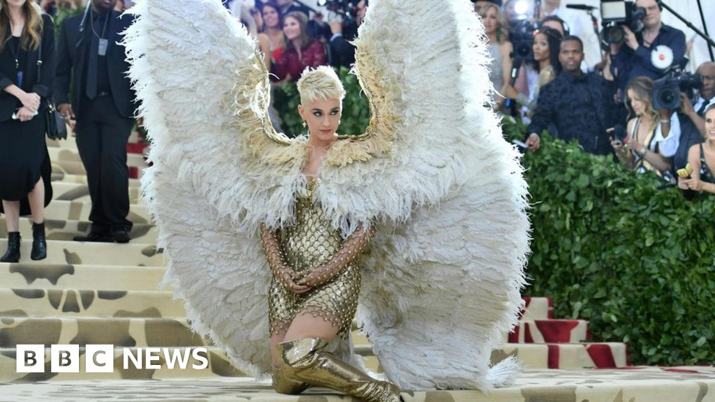 Met Gala 2018: Celebrities share divine looks on red carpet - BBC News