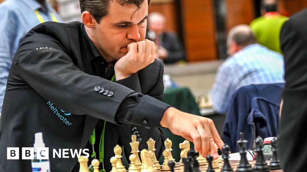 Magnus Carlsen resigns: Chess world champion protests his accused cheating  opponent after one move - DraftKings Network