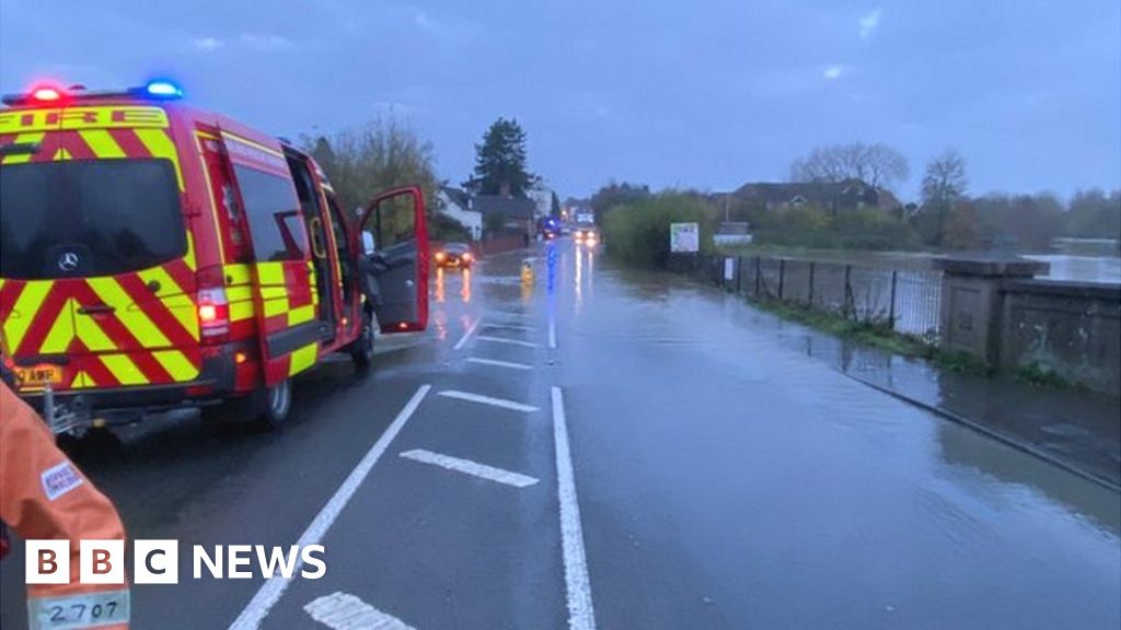 Pershore Bridge flood-trapped drivers rescued as warnings remain - BBC News