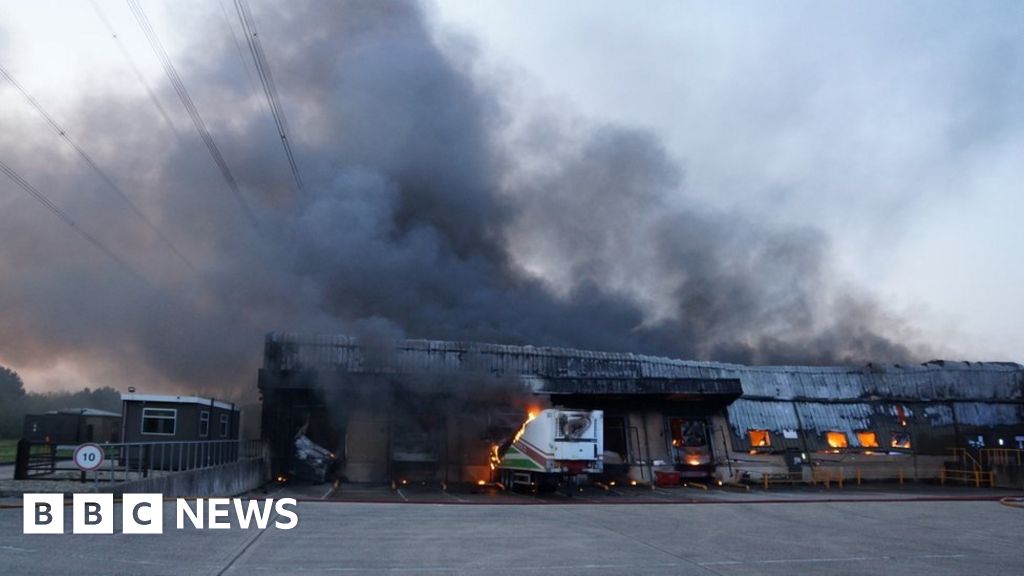 Biggleswade warehouse fire: Firefighters tackle blaze