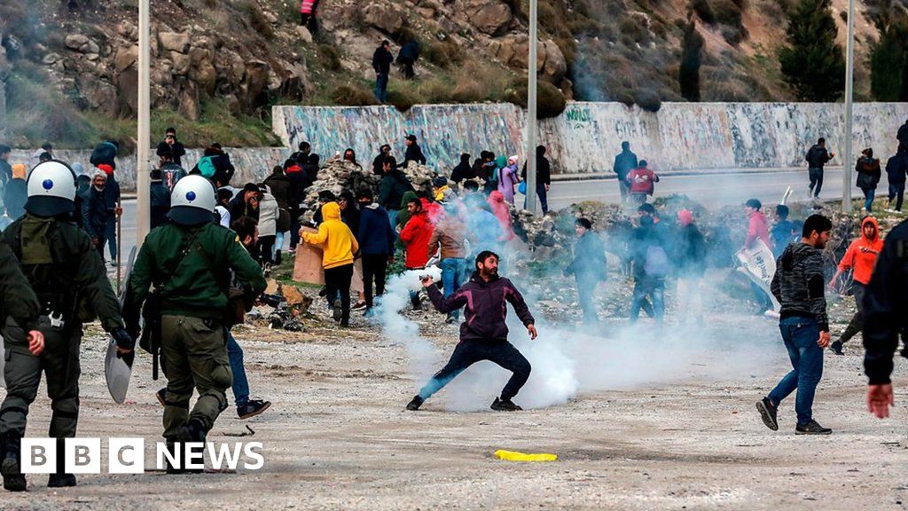 Lesbos: Tear gas fired as migrants hold protest over conditions