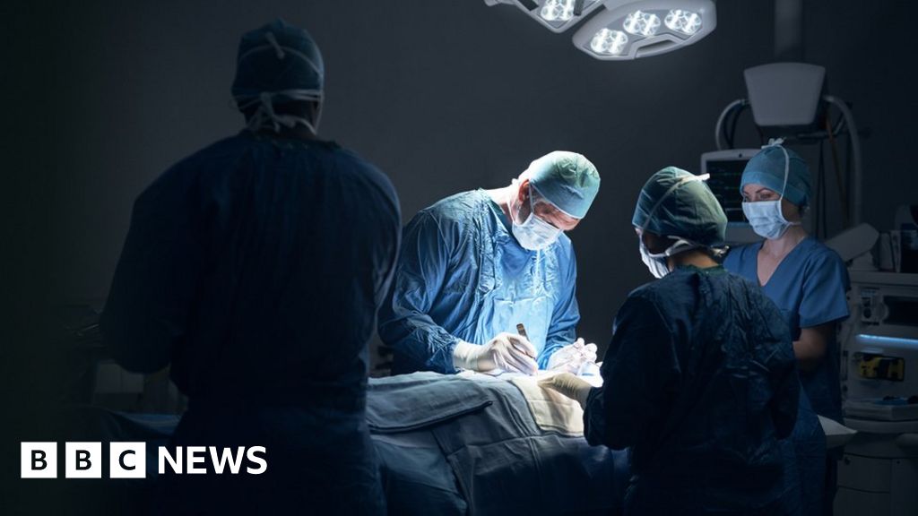 Indian doctors remove 7. 4kg kidney from patient