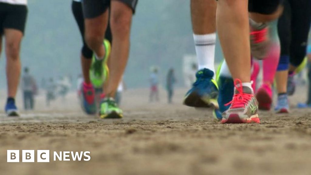 Девушка встречает парня в аэропорту. Picking up the pace. Прыжки на двух ногах. Picking up the pace. Физическая активность подростков.