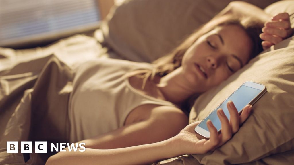 Sleep myths 'damaging your health' - BBC News