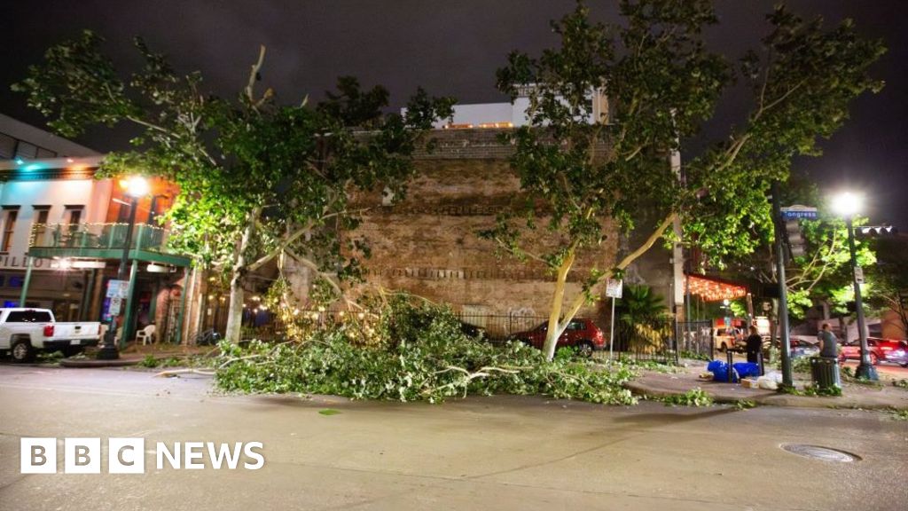Empat orang tewas setelah badai kuat melanda Houston, Texas