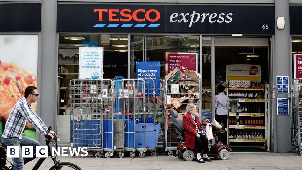 Tesco to replace 1,700 managers with lower-paid staff - BBC News