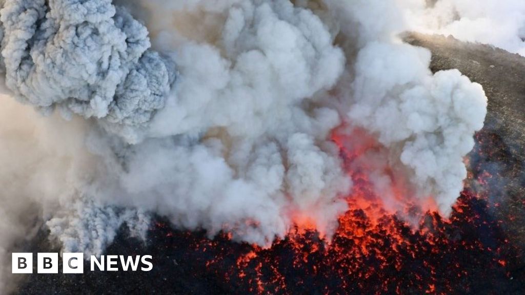 Mount Shinmoedake Warning Over Japan S James Bond Volcano c News